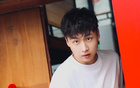 陽光齊麟，胡同大男孩曬照。