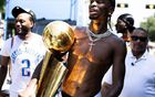 高溫狂歡，亞歷山大裸舉慶MVP！雷霆球迷呼聲震天！
